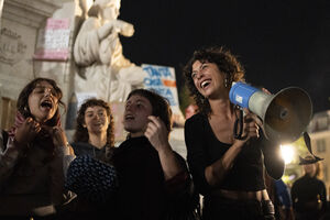 Mulheres manifestam-se com megafone e cartazes em protesto contra preço da habitação