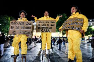 Manifestantes protestam pelo direito à habitação, na Praça do Rossio