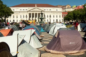 Acampada pela habitação não é única, mas violência policial é quase inédita 