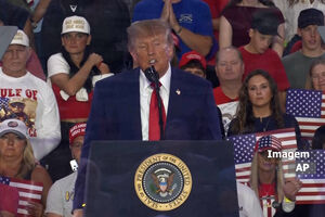 "Que raio é aquilo?": Trump atira-se a LeBron James por não permanecer quieto durante hino nacional