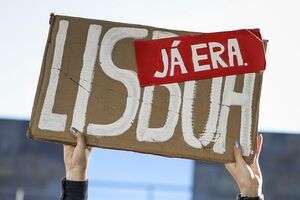 Estudantes manifestam-se à porta da Escola Artística António Arroio num