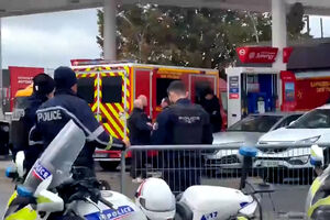 Imagens mostram aparato policial após tiroteio nos arredores de Paris