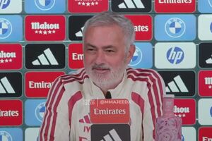 "Estou horrível? Se disseres que sim...": barba de Mourinho gera gargalhadas na sala de imprensa