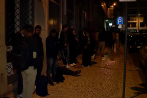 Repórter SÁBADO passa uma semana nas longas filas da AIMA e encontra lojas à margem da lei