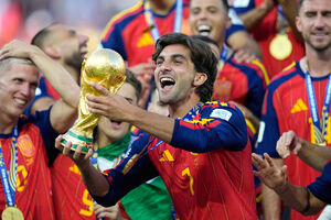 Ferran Torres celebra a vitória com a Taça do Mundo ao lado da equipa