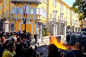 Milhares de manifestantes saíram a rua este sábado na Albânia