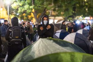 Manifestantes montam tendas na Praça D. Pedro IV