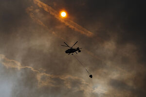 Helicóptero combate incêndio na gigante russa de comércio Ozon