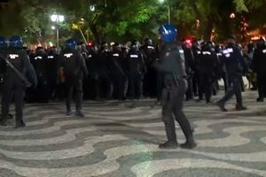 O momento em que a PSP avança contra os manifestantes pela habitação no Rossio