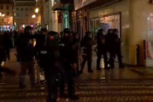 Violência, gritos e detenções: polícia retira manifestantes à força do Rossio 