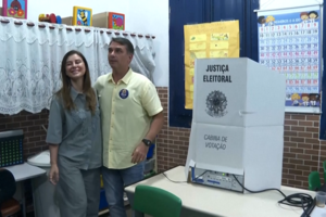 Flávio Bolsonaro já votou nesta segunda volta das eleições brasileiras
