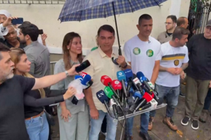 "Chegou a hora de uma mudança de verdade": Flávio Bolsonaro fala aos jornalistas depois de votar