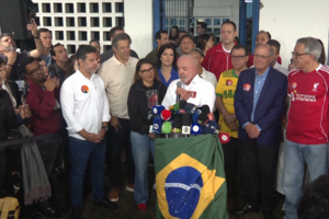 Lula da Silva acusa Flávio Bolsonaro de querer governar o Brasil com a bandeira americana