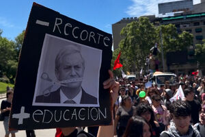 Estudantes marcham em Santiago contra cortes no financiamento da educação pública 