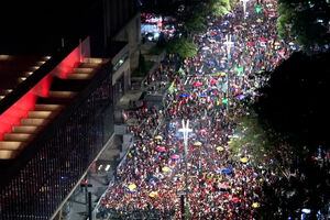 Milhares saem à rua em São Paulo para celebrar vitória de Lula nas presidenciais brasileiras 