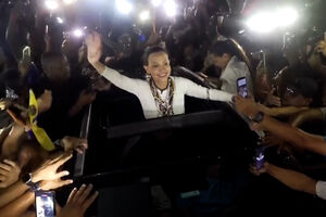 Multidão sai à rua para receber María Corina Machado no regresso à Venezuela após meses no exílio