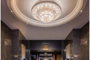 Este lustre do hotel Mundial, em Lisboa, está a ser vendido por €380