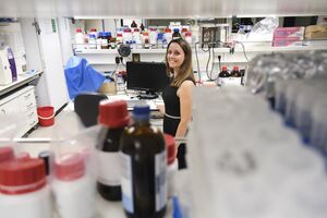 A astrobióloga Zita Martins no laboratório onde analisa as amostras, recolhidas em ambientes análogos aos dos planetas 