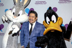 Recorde Eric Bauza, ator que deu voz a Bugs Bunny e Daffy Duck 