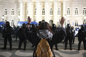 O Governo e as forças de segurança têm justificado a necessidade de ações policiais violentas com uma lei de 1974, ainda em vigor