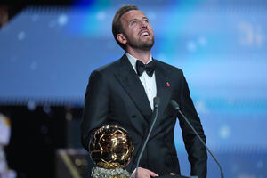 Harry Kane em palco, esta segunda-feira em Londres, depois de receber o prémio de vencedor da distinção da revista France Football