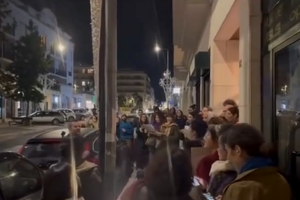 "Seguro mostra a cara": grupo de coro protesta em frente à casa do Presidente da República