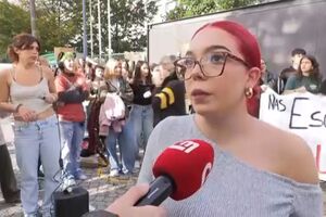 "Cai água do teto": estudantes bloqueiam escola no Porto em protesto por melhores condições