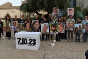 Famílias das vítimas dos ataques de 7 de outubro fazem minuto de silêncio antes das eleições em Israel 