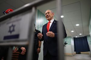 Benjamin Netanyahu fotografado após votar nas eleições a que se recandidata