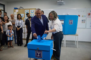 Gadi Eisenkot, principal opositor de Netanyahu, também já votou