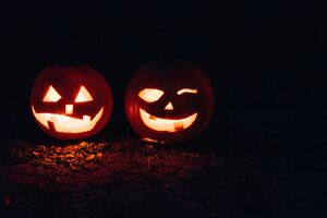 Abóboras de Halloween iluminadas na escuridão