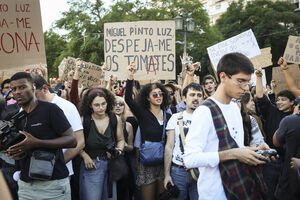 Os melhores cartazes das manifestações pela habitação