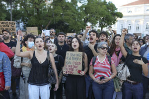 Os melhores cartazes das manifestações pela habitação