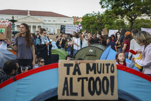 O cartaz diz 'TA MUITO ALT000!'
