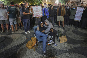 Os melhores cartazes das manifestações pela habitação