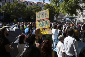 Os melhores cartazes das manifestações pela habitação