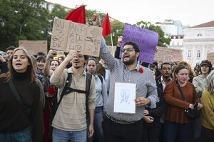 Os melhores cartazes das manifestações pela habitação