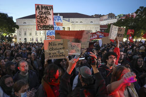 Os melhores cartazes das manifestações pela habitação
