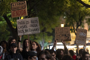 Os melhores cartazes das manifestações pela habitação