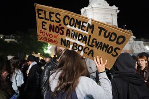Os melhores cartazes das manifestações pela habitação