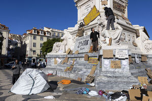 Os melhores cartazes das manifestações pela habitação