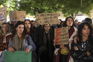 Os melhores cartazes das manifestações pela habitação
