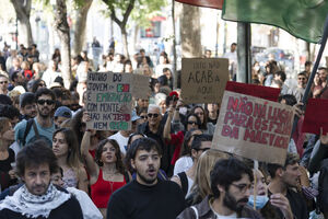 Os melhores cartazes das manifestações pela habitação