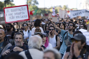 Cartaz de manifestação defende que habitação é direito, não luxo