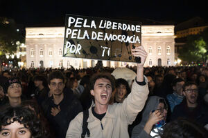 Os melhores cartazes das manifestações pela habitação