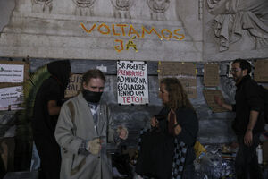 Os melhores cartazes das manifestações pela habitação