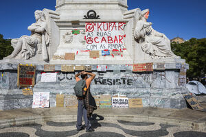 Os melhores cartazes das manifestações pela habitação