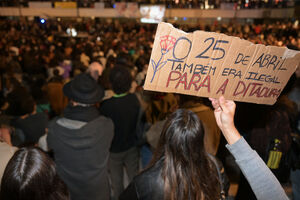 Os melhores cartazes das manifestações pela habitação