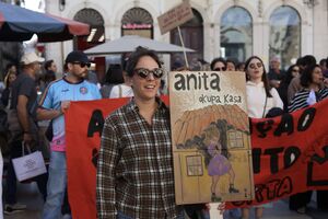 Os melhores cartazes das manifestações pela habitação