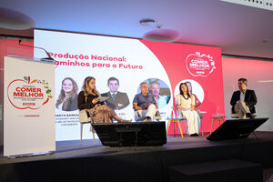 Da esquerda para a direita: Marta Barradas, category specialist no Clube de Produtores Continente; Jorge Soares, administrador da CAMPOTEC; Astride Sousa Monteiro, diretora-delegada da Associação Nacional de Produtores de Proteaginosas, Oleaginosas e Cereais; Idalino Leão, presidente da CONFAGRI.